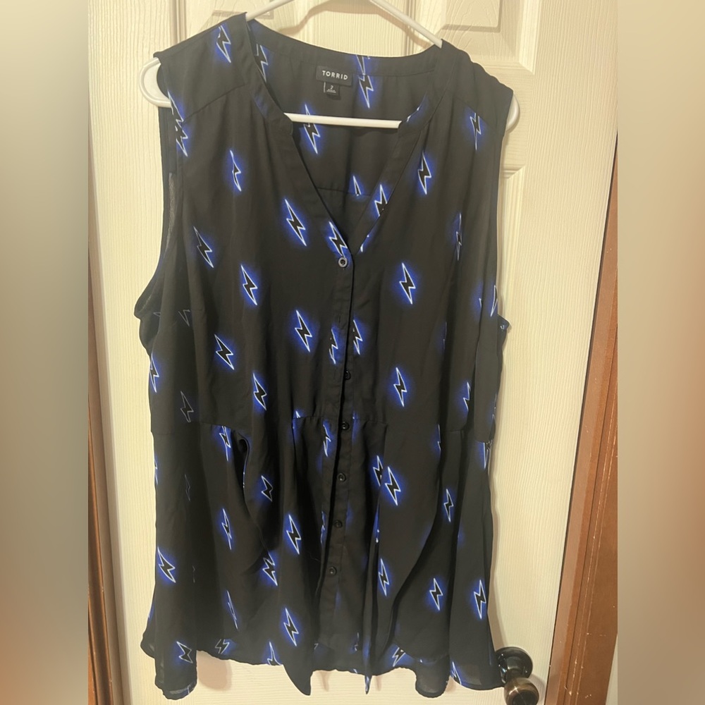 Sleeveless Torrid Button-up 2X